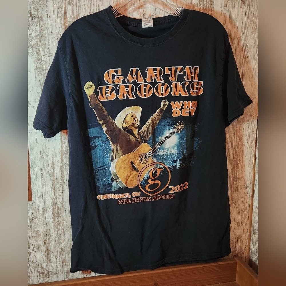 Source Unknown Black and Orange Garth Brooks Concert Tee
